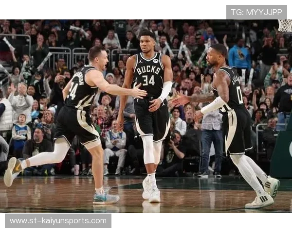 字母哥低位碾压进攻连拿 8 分，雄鹿打出高潮