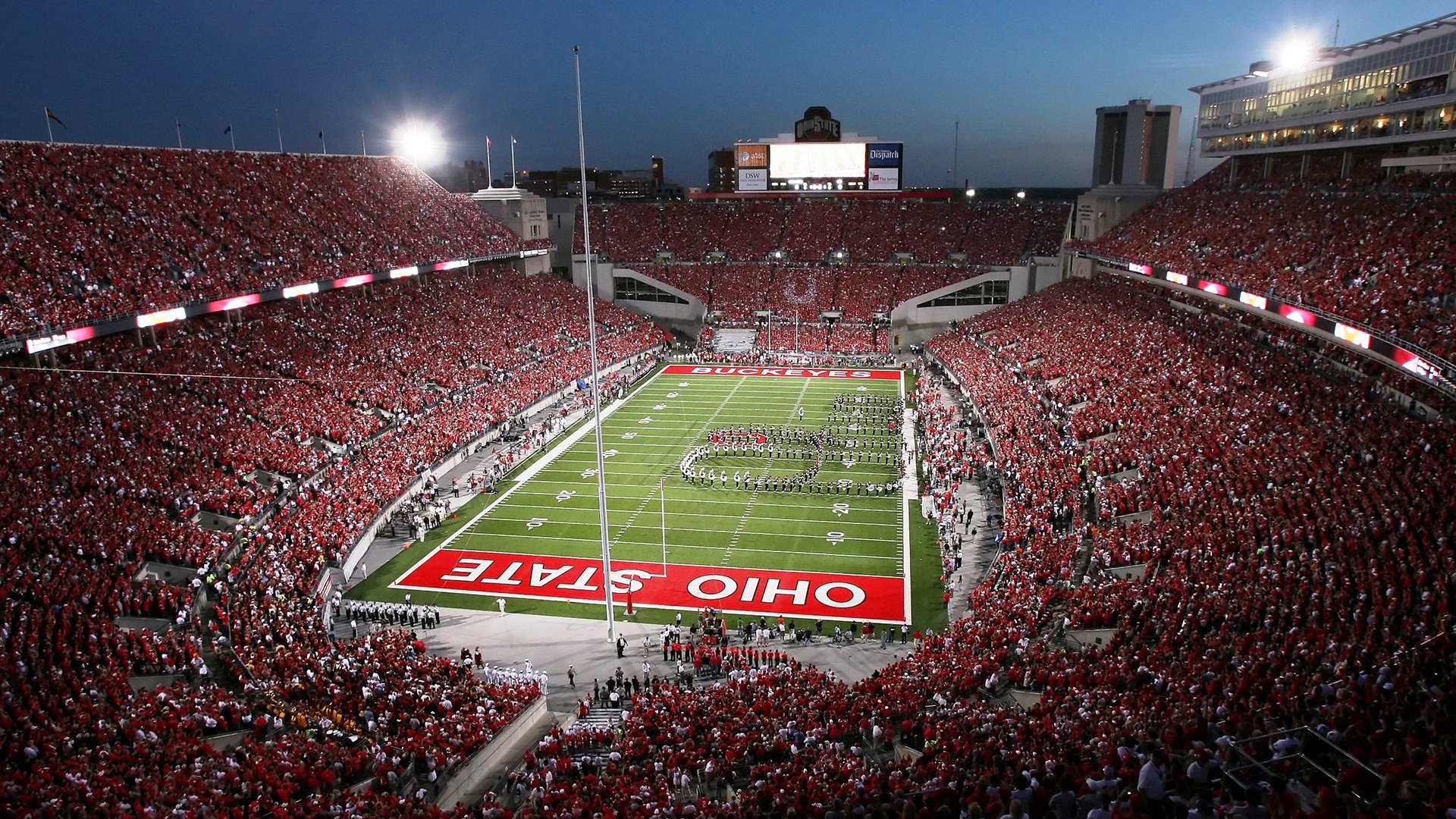 校园足球通过开放课模式吸引学生家长共同参与，学校足球场对外开放方案